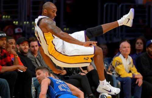 湖人93-103不敌小牛遭三连败 科比15分诺维茨基25 9