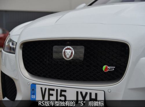 捷豹标志性的矩形镀铬中网加上修长的前大灯使车头颇有几分猎豹的身姿