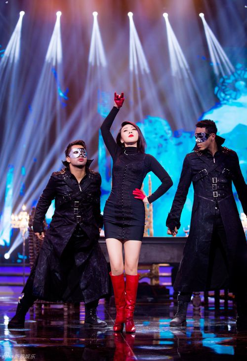 闫妮首秀性感爵士舞高清剧照 蕾丝短裙搭红色长靴大秀美腿