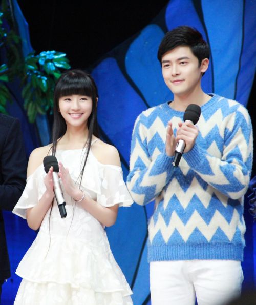 金晨小彩旗快本现场比腿 一字马pk柔韧度不相上下组图