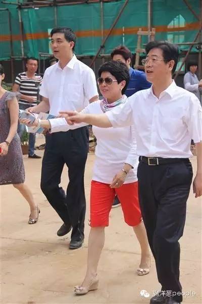 湖南衡阳原书记李亿龙被查现场:在高铁站反抗无果被铐走