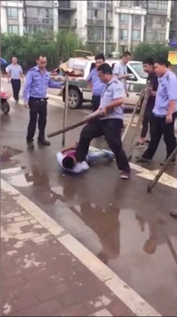 四川宜宾摊贩被城管踩脸事件:摊贩被踩围观学生遭威胁