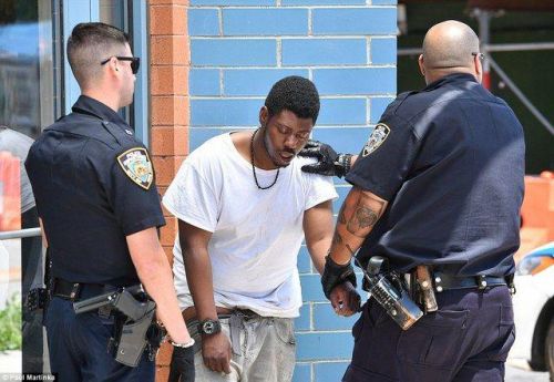 新闻中心 国际新闻 正文   警察扶助这名摇摇晃晃的k2服用者等待救护