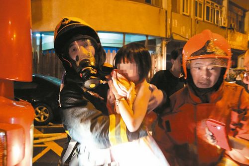 台高雄凤山大楼突发火灾 120人仓皇逃出17人送医