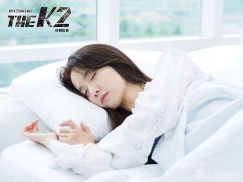 《the k2》公开剧照 林允儿成总统女儿睡颜美(图)