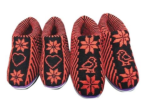 小伙收妈妈"催婚利器"后惊呆 竟是一对针织夫妻鞋