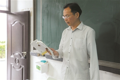 长泰独臂教师坚守"三尺讲台梦" 谱写自强之歌