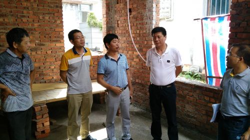 02  走访慰问过程中,朱展发对镇村精准扶贫工作提