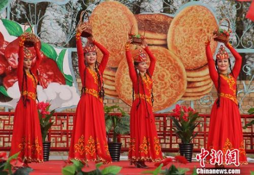 新疆托克逊办拌面文化旅游节 特色拌面让人垂涎欲滴