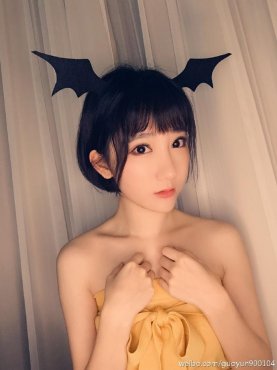 郭mini沦落街头卖艺 直播后尺度不减当年