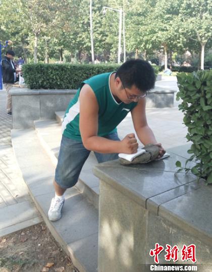 &shy;  陈钾用手掌劈碎8斤多重坚硬鹅卵石. 门杰丹 摄