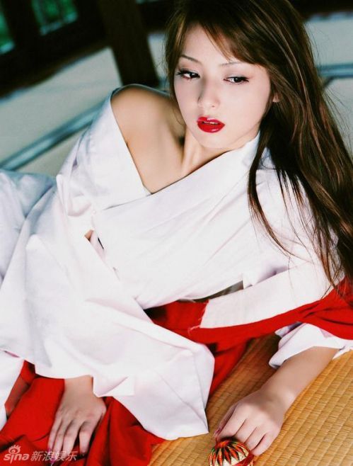 "日本第一美女"佐佐木希性感写真照片合集:和服配红唇