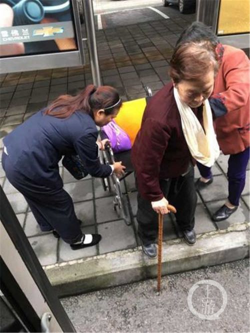 公交司机一个弯腰 感动了一车乘客