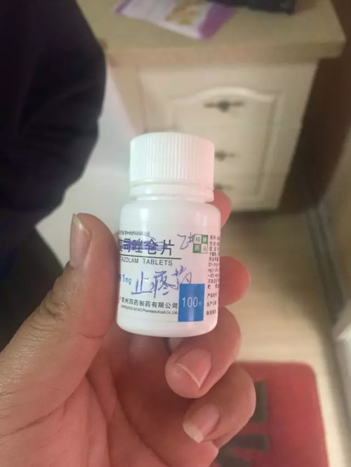 男婴连睡34小时不哭闹 却在保姆箱发现这种药瓶