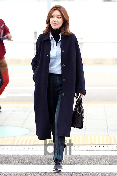 组图:少女时代秀英现身机场 干练时尚装扮好有范