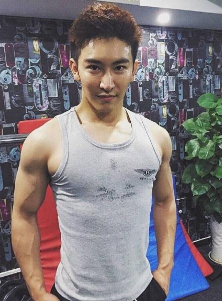 岁月是把杀猪刀?2010快男谭杰希摘掉牙套变肌肉型男