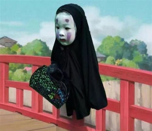 台湾小萝莉灵魂cos无脸男 太过逼真吓哭同学