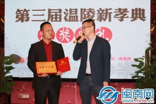 杨凤翔(右)讲话杨凤翔说,文化是民族进步的标志,在泉州这个历史文化