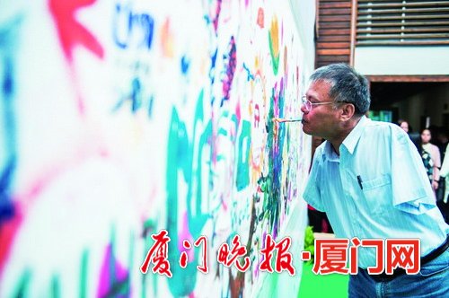 台湾画家谢坤山以口为手 重拾绘画爱好走出伤痛