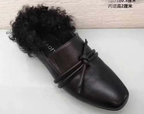 休闲  > 正文    该网友贴出一张购物网站的截图,是一双黑色的鞋子