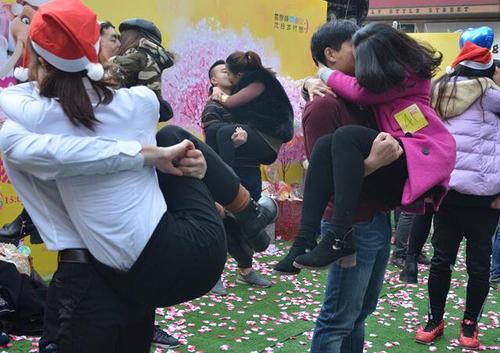 武汉上演接吻赛 奇趣花式接吻玩法层出不穷(现场图)