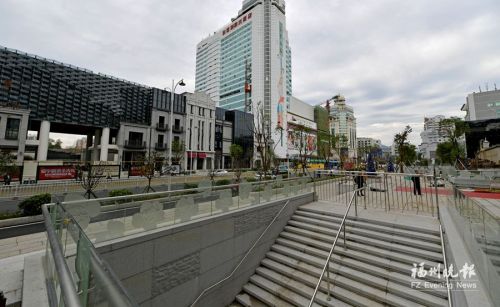 &shy;  南街东侧路面出入口设置了茉莉花图案的玻璃雕花扶栏.