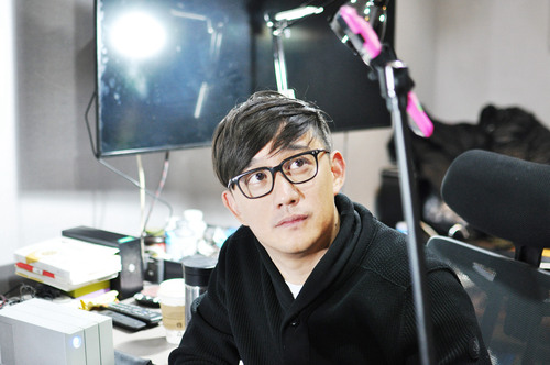 黄磊直播剪辑《麻烦家族》 演示"单手扎辫子"神技