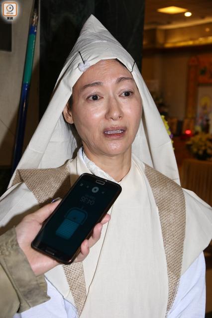 惠英红披麻戴孝为亡母设灵