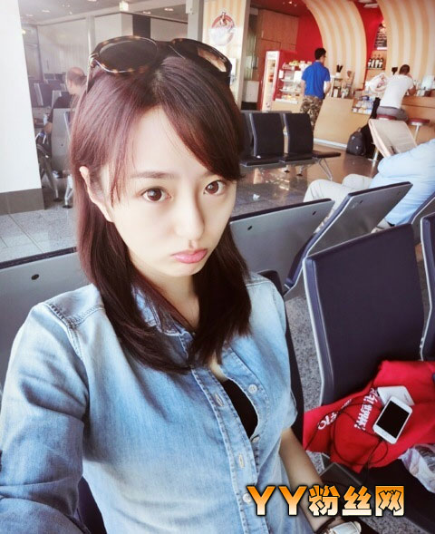 但目前网友们子挖出了小七的微博,其他资料却并不多,小七的真名叫什么