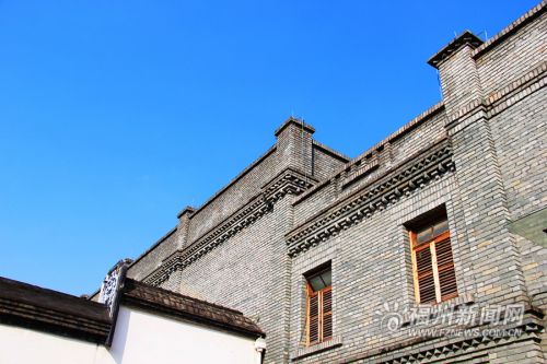 &shy;  青砖灰瓦与蓝天相映成趣,让人心旷神怡.