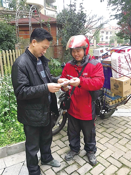 快递小哥的春节:6点半出门 送货怕差评怕丢货怕收现金