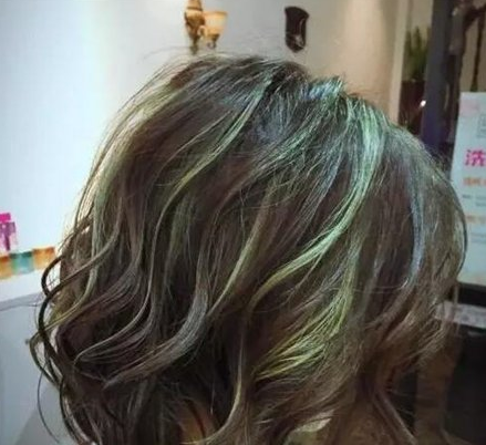 彩条烫头发图片 金色和紫色混合染