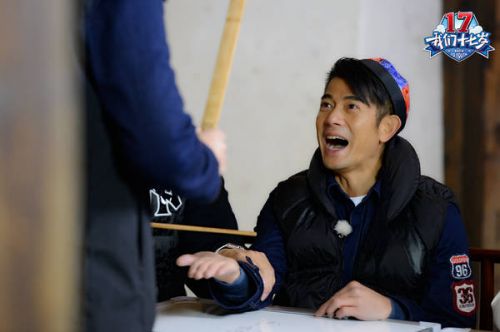 郭富城被打手心疼得龇牙咧嘴