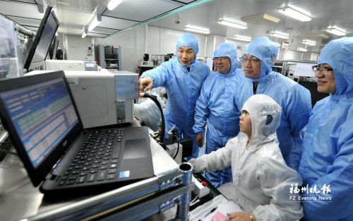 &shy;  "千人计划专家"邓伟松团队正在研发新产品.