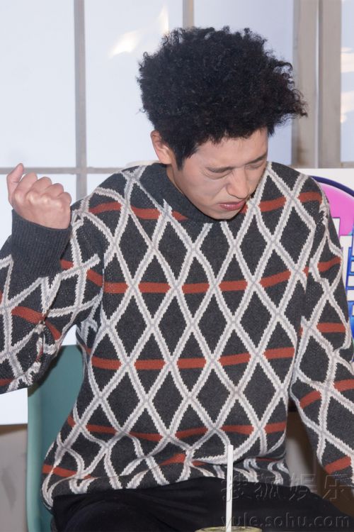 郑俊英新发型爆炸头录制节目状态不佳略带疲惫