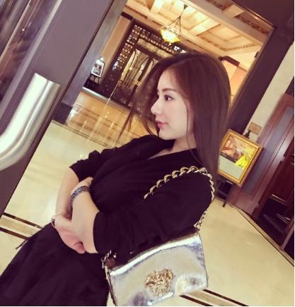 天王嫂晒照片,眼尖的网友居然在照片里看到这个