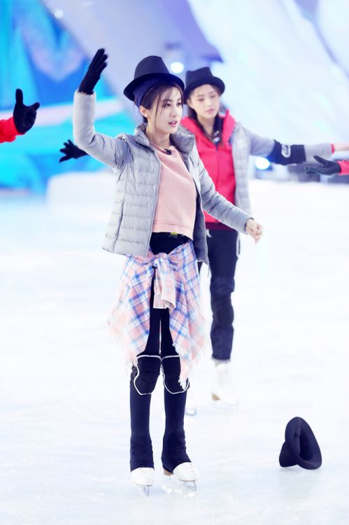 《跨界冰雪王》李菲儿献魔术首秀 冰上演绎魔幻百老汇