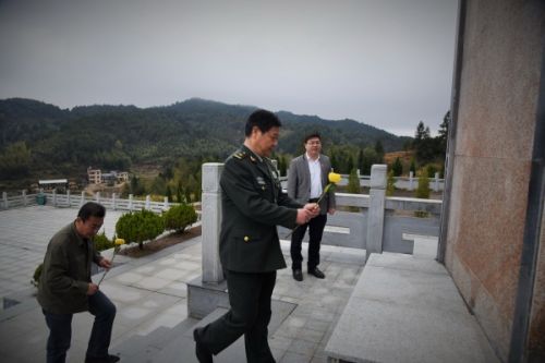 省军区副司令员黄谨皑来武平县调研