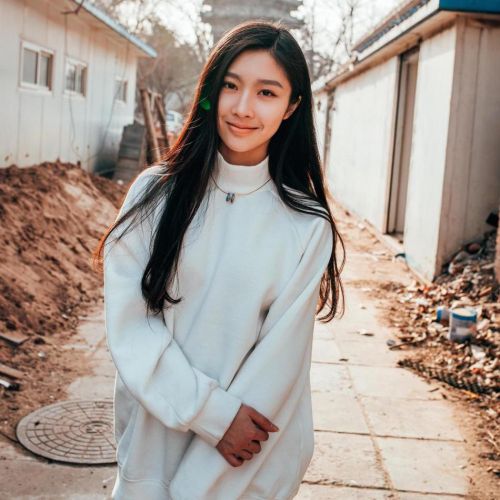 吴映蝶,北京大学大二学生,其清丽端庄的外表,儒雅智慧的谈吐,酷似