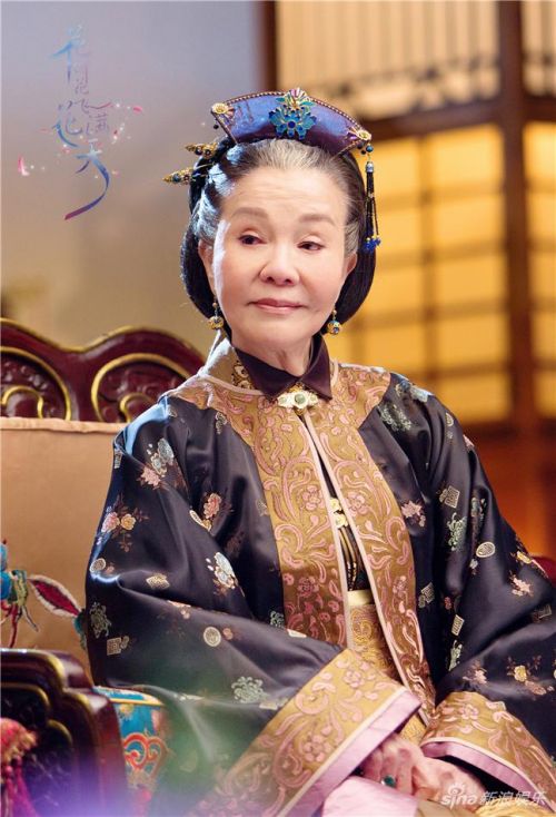 花谢花飞花满天归亚蕾饰花老夫人 衣饰华美贵气(图)