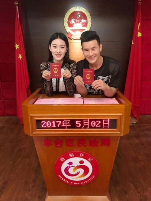 《小兵张嘎》"嘎子"谢孟伟结婚 与妻子手持结婚照合影