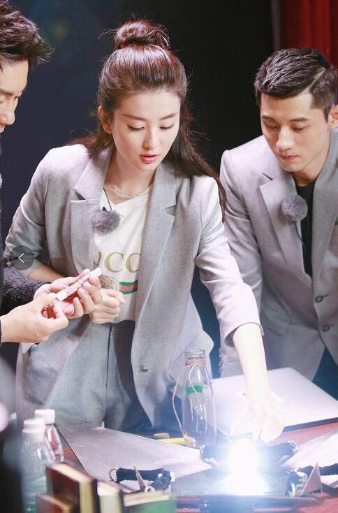 张继科乔欣甜蜜对视 《约吧大明星2》要撩欣?