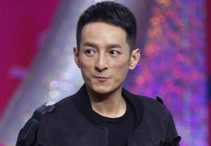 在最新一期的《快乐大本营》中,近段时间被公众猜测失恋的李维嘉谠 