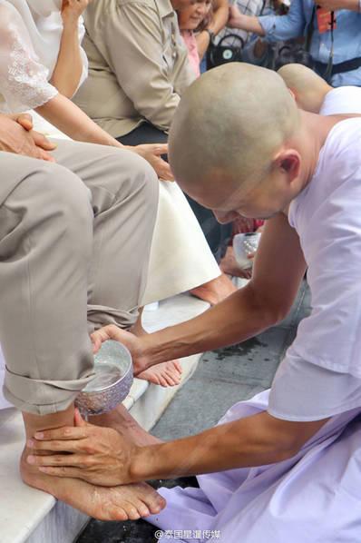 剃度后的grate为父母洗脚.