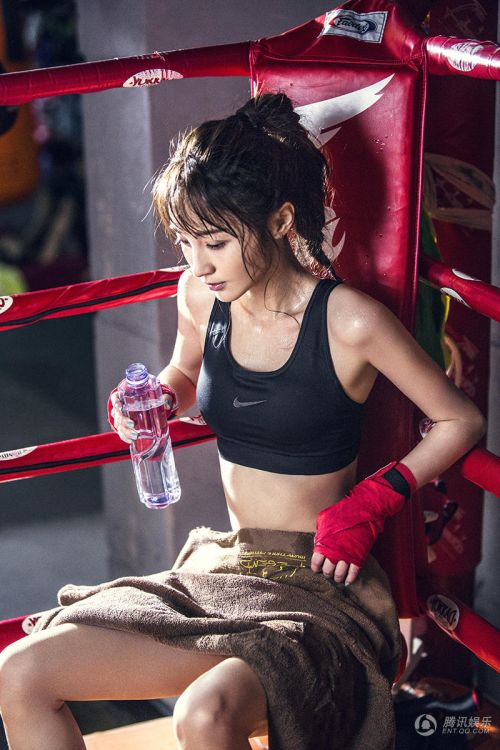 姚笛晒三伏天健身照 穿黑色背心马甲线若隐若现