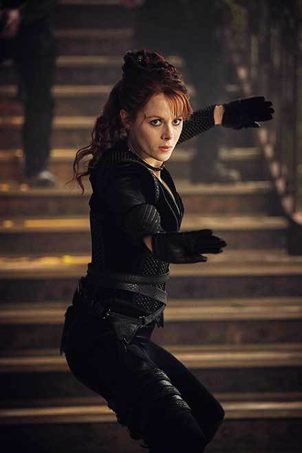 荒原发布第三季首波剧照放出吴彦祖手持十字弓奔跑