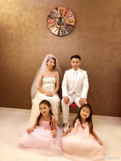 张晋蔡少芬结婚十周年重穿礼服 晒一家四口幸福婚纱照