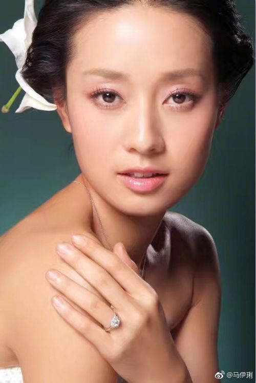 马伊琍晒十年前写真旧照 发型年代感强婴儿肥少女气十足