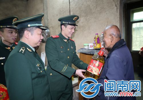 春节前夕 泉州武警官兵看望慰问贫困老人