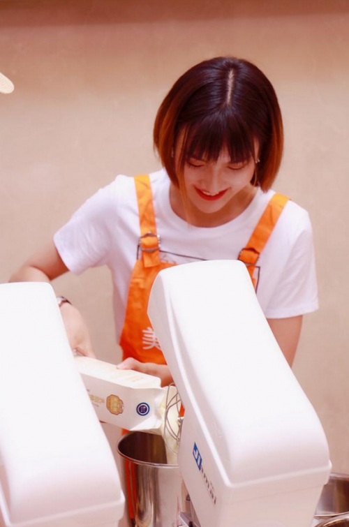 国内综艺新闻 正文   2018年9月1号国内首档人工pk智能蛋糕机真人秀